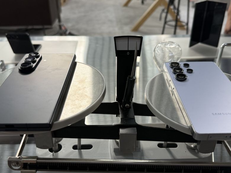 삼성전자는 9일(현지시간) 뉴욕 브루클린 두갈 그린하우스에서 열린 신제품 공개 행사 '갤럭시 언팩 2025'에서 신형 폴더블 스마트폰 갤럭시 Z 폴드7 및 플립7를 전 세계에 소개했다. 양팔저울로 무게 비교 중인 폴드7(왼쪽)와 S28 울트라. 연합뉴스