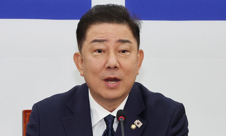 더불어민주당 김병기 당 대표 직무대행 겸 원내대표가 10일 국회에서 열린 정책조정회의에서 발언하고 있다. 연합뉴스