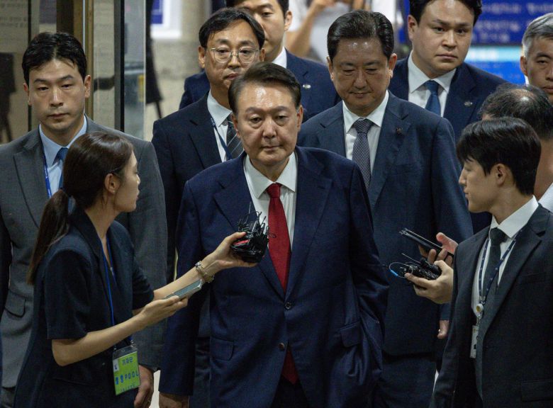 윤석열 전 대통령이 9일 서울 서초구 서울중앙지법에서 열린 직권남용 등 혐의 영장실질심사(구속 전 피의자 심문)를 마친 뒤 대기 장소인 서울구치소로 이동하기 위해 법원을 나서고 있다. 12·3 비상계엄 사태의 '정점'으로 조은석 특별검사가 이끄는 내란 특검팀에 구속영장이 청구된 윤 전 대통령은 지난 1월 18일 내란우두머리 등 혐의 영장실질심사를 받은 지 172일 만에 재구속 기로에 서게 됐다. 뉴시스