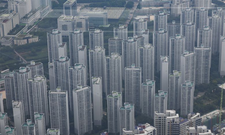 지난 6일 서울 송파구의 롯데월드타워 스카이라운지에서 강남과 송파지역 아파트 모습이 보이고 있다. 뉴시스