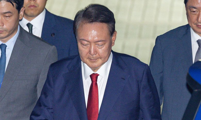 尹 서울구치소 수감 12·3 비상계엄 관련 의혹을 수사하는 내란 특별검사팀(특검 조은석)의 수사를 받는 윤석열 전 대통령이 9일 서울 서초구 서울중앙지법에서 열린 구속 전 피의자 심문이 끝난 뒤 법원을 나서고 있다. 의왕=최상수 기자