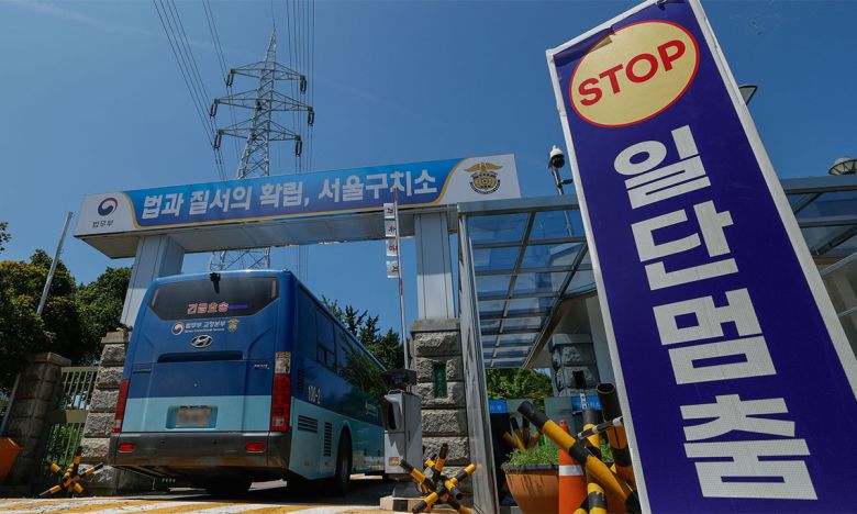 경기 의왕시 서울구치소에 법무부 교정본부 긴급호송 차량이 들어서고 있는 모습. 헌정사상 최초로 두 차례 구속된 윤 전 대통령은 10일 오전 서울구치소에 재입소했다. 의왕=최상수 기자