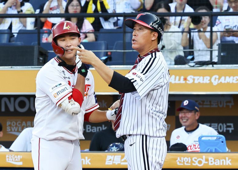 [대전=뉴시스] 최진석 기자 = 11일 대전 중구 대전한화생명볼파크에서 열린 2025 KBO리그 올스타 프라이데이 퓨쳐스 올스타전 남부올스타와 북부올스타의 경기. 2회말 2사 1,2루 상황 북부 이병규(LG) 감독과 아들 이승민(SSG)이 부자 퍼포먼스를 하고 있다. 2025.07.11. myjs@newsis.com