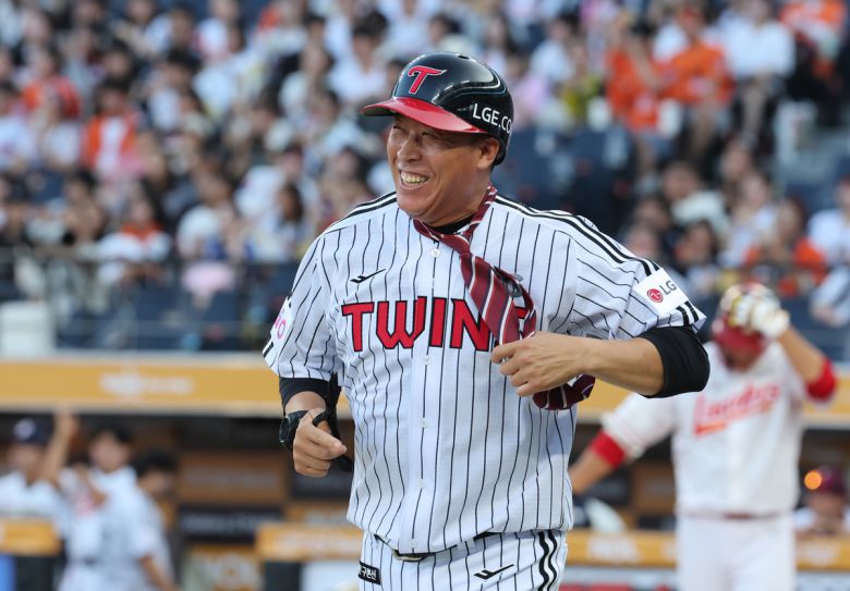 11일 대전 한화생명볼파크에서 열린 KBO 퓨처스 올스타전에서 북부올스타 이병규 감독이 넥타잉를 목에 걸고 달리고 있다. 뉴스1