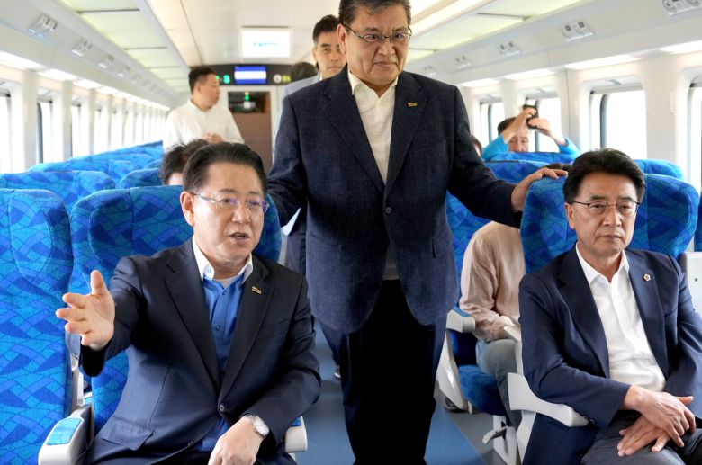 김영록 전남도지사와 김태균 전남도의회 의장이 10일 오는 9월 개통 예정인 전남 남해선 ‘목포~보성’ 구간의 영업시운전 열차에서 관계자와 현황에 대한 설명을 들으며 이야기를 하고 있다. 전남도 제공