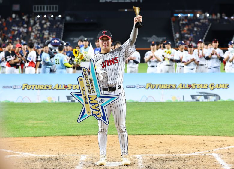 11일 대전 중구 대전한화생명볼파크에서 열린 2025 KBO리그 올스타 프라이데이 퓨쳐스 올스타전 남부올스타와 북부올스타의 경기에서 MVP를 차지한 북부 손용준(LG)이 수상 후 기념촬영을 하고 있다. 뉴시스