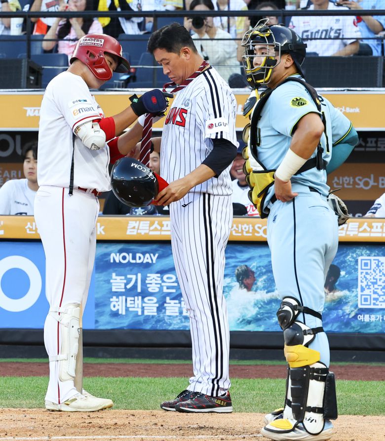 11일 대전 중구 대전한화생명볼파크에서 열린 2025 KBO리그 올스타 프라이데이 퓨쳐스 올스타전 남부올스타와 북부올스타의 경기. 2회말 2사 1,2루 상황 북부 이병규(LG) 감독과 아들 이승민(SSG)이 부자 퍼포먼스를 하고 있다. 뉴시스