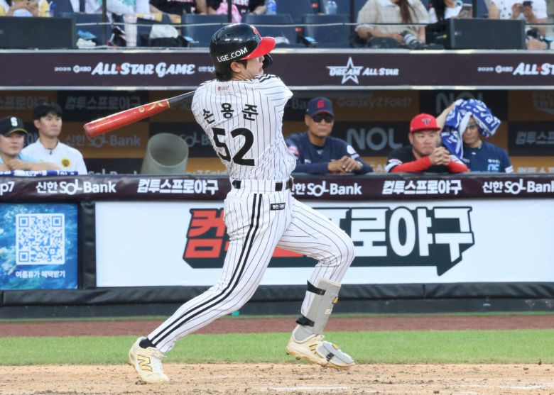 11일 오후 대전 한화생명볼파크에서 열린 '2025 KBO 퓨처스 올스타전' 북부 올스타와 남부 올스타의 경기. 4회말 북부 공격 1사 1루 상황에서 LG 손용준이 1루타를 날리고 있다. 연합뉴스