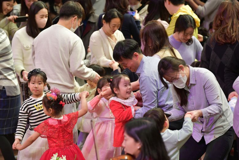 어린이와 부모 관객이 신나게 왈츠를 추는 장면.