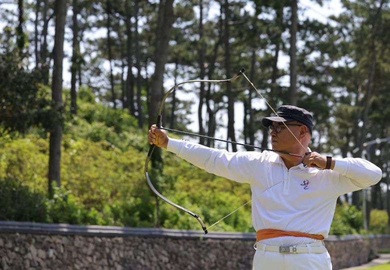 염부 전동길 씨가 도초도 용황정 국궁장에서 활을 쏘고 있다.