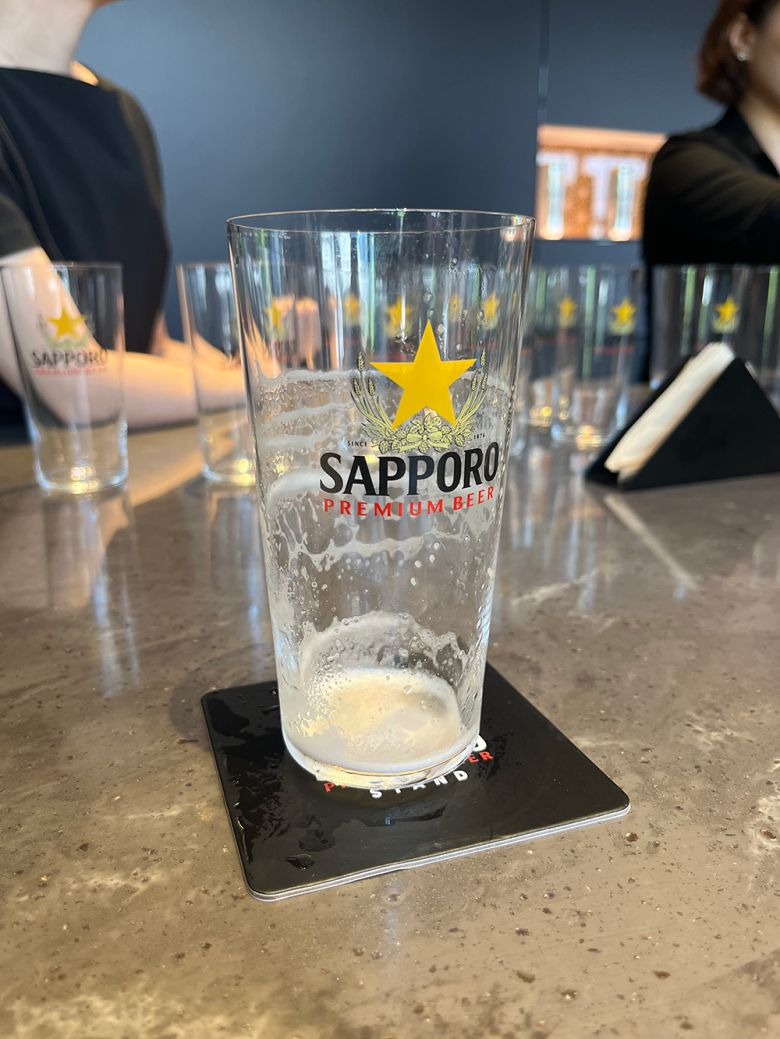 다 마신 퍼펙트 푸어 잔에 크림이 남아있다. 이정한 기자