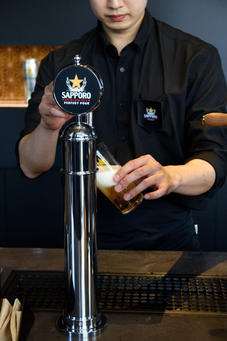직원이 삿포로 맥주 ‘퍼펙트 푸어’를 잔에 따르고 있다. 엠즈베버리지 제공