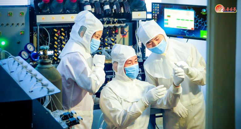 북한 노동당 기관지 노동신문은 8일 의학연구원 의학생물학 연구원들이 "부흥강국건설에 이바지할 열의를 안고 연구사업에 힘을 넣고 있다"고 보도했다.