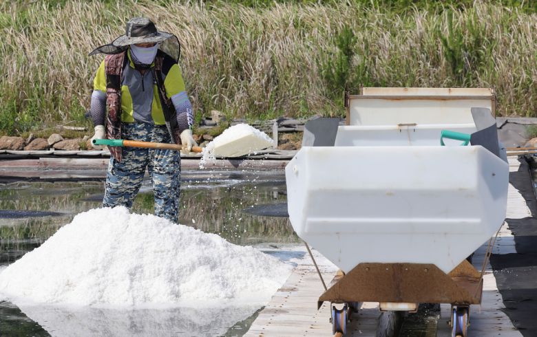 염부 전동길 씨가 소금열차에 천일염을 싣고 있다.
