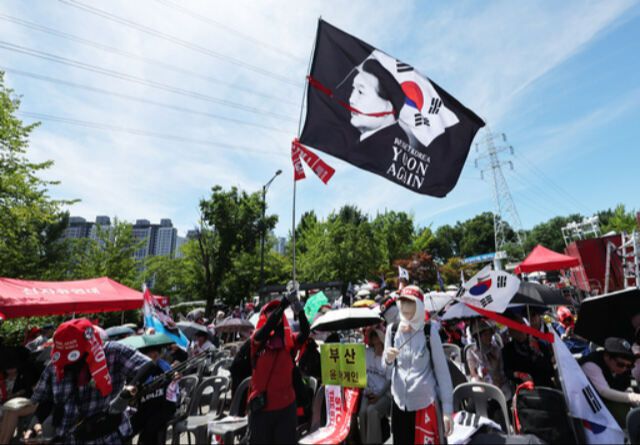 12일 경기도 의왕시 서울구치소 앞에서 윤석열 전 대통령 지지자들이 재구속된 윤 전 대통령 석방을 촉구하는 집회를 열고 있다. 연합뉴스