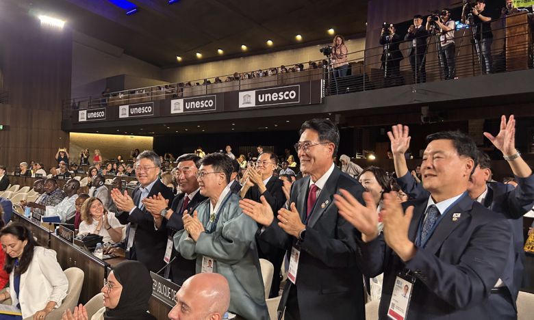 12일(현지시간) 프랑스 파리 유네스코 본부에서 열린 제 47차 세계유산위원회에서 '반구천의 암각화'의 세계유산 등재가 확정되자 한국 대표단이 환호하고 있다. 연합뉴스