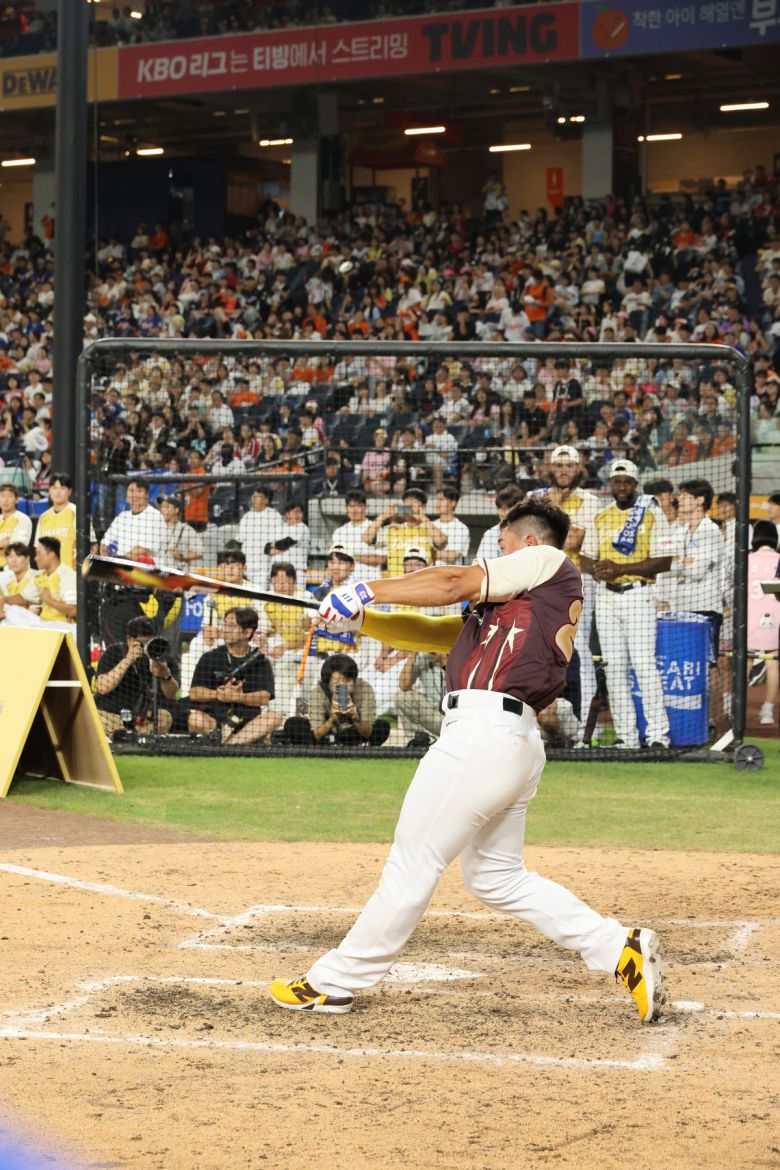 KT 안현민이 지난 11일 대전 한화생명볼파크에서 열린 '2025 KBO 올스타 프라이데이' 컴투스프로야구 홈런 더비에서 타격하고 있다. 연합뉴스