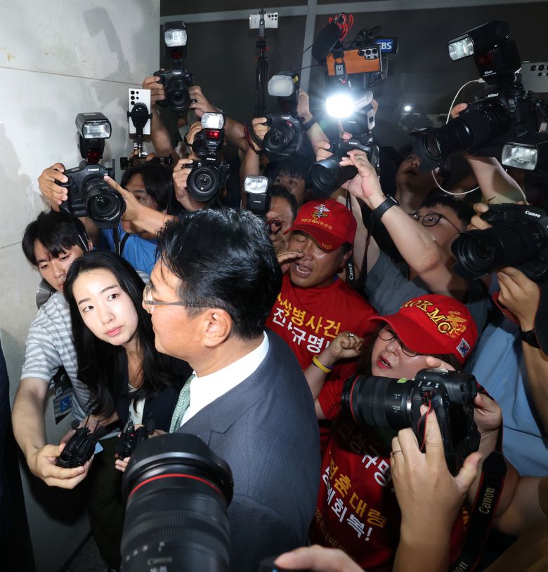 직권남용 권리행사 방해 혐의를 받는 김태효 국가안보실 1차장이 11일 오후 서울 서초구 순직해병 특검 사무실에서 피의자 신분으로 조사를 받기 위해 출석하며 해병대 예비역연대 회원들의 항의를 받고 있다. 해병대원 순직사건 관련 의혹을 수사하는 이명현 특별검사팀은 김 전 차장을 상대로 이른바 'VIP 격노설'이 불거진 2023년 7월 31일 수석비서관회의 내용 등을 집중 추궁할 예정이다. 뉴스1