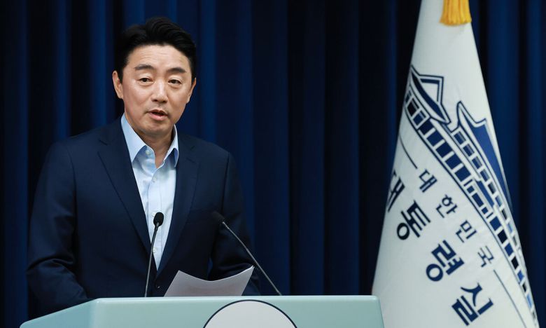 강훈식 대통령비서실장이 11일 서울 용산 대통령실 청사에서 이재명 대통령의 문화체육관광부 및 국토교통부 장관 인선을 발표하고 있다. 연합뉴스