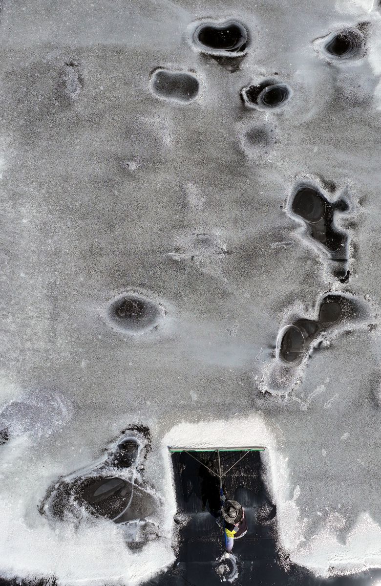 염부 전동길 씨가 신안 도초도 염전에서 소금을 긁어모으고 있다.