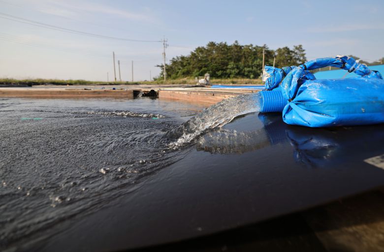 증발지의 바닷물을 결정지로 옮기고 있다. 결정지에 물이 들어가고 나면 며칠 사이 수면 위에 서서히 결정이 맺힌다.
