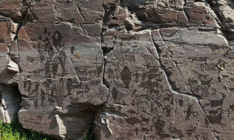 반구천의 암각화는 한반도 선사 문화의 걸작으로 평가받는 유산으로, 국보 '울주 대곡리 반구대 암각화'와 '울주 천전리 명문과 암각화'로 구성돼 있다. 사진은 울주 대곡리 반구대 암각화. 국가유산청 제공