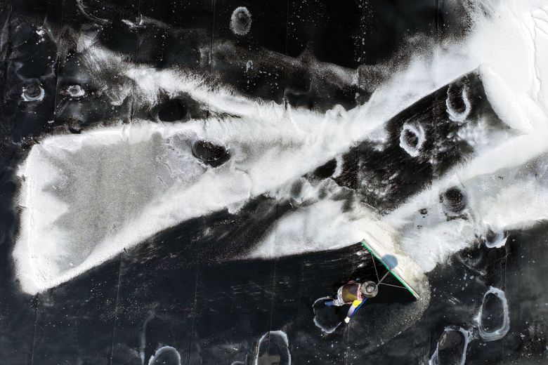 염부 전동길 씨가 신안 도초도 염전에서 소금을 긁어모으고 있다.