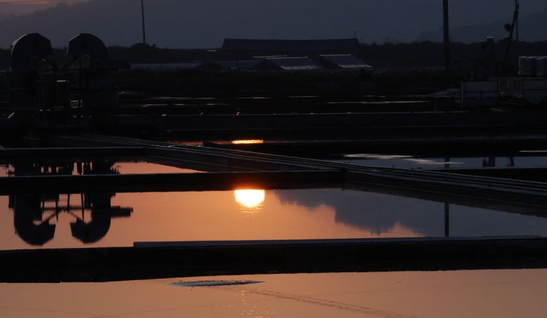 신안군 도초도 염전 위로 해가 저물고 있다.