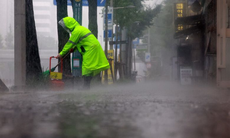 지난해 9월12일 울릉 주요 도로에 빗물과 함께 토사가 흘러내리고 있다. 울릉=연합뉴스