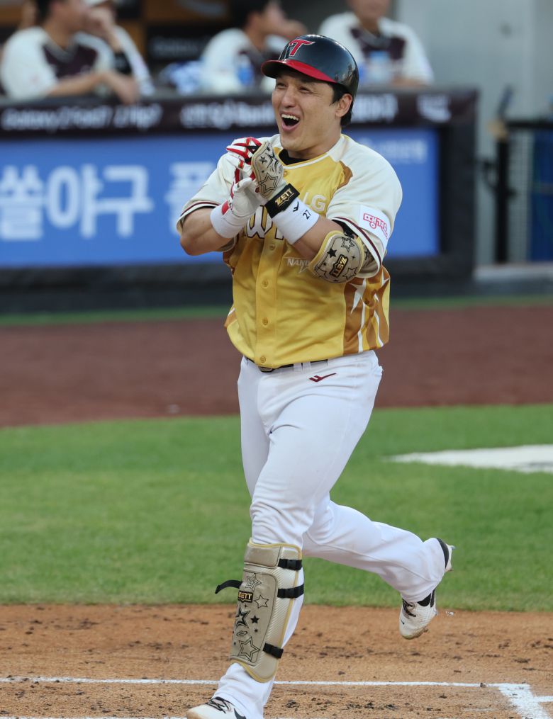 12일 대전 한화생명 볼파크에서 열린 ‘2025 신한 SOL뱅크 KBO 올스타전’에서 LG 박동원이 1회말 2사 2루 상황에서 투런 홈런을 친 뒤 환호하고 있다. 뉴스1