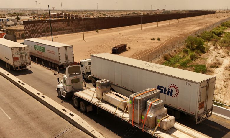 12일(현지시간) 멕시코 치와와주(州) 시우다드후아레스에서 멕시코에서 만든 제품을 실은 트럭들이 사라고사-이슬레타 국경 다리를 통해 미국 남부 텍사스주 엘패소로 들어가고 있다. 시우다드후아레스=로이터연합뉴스