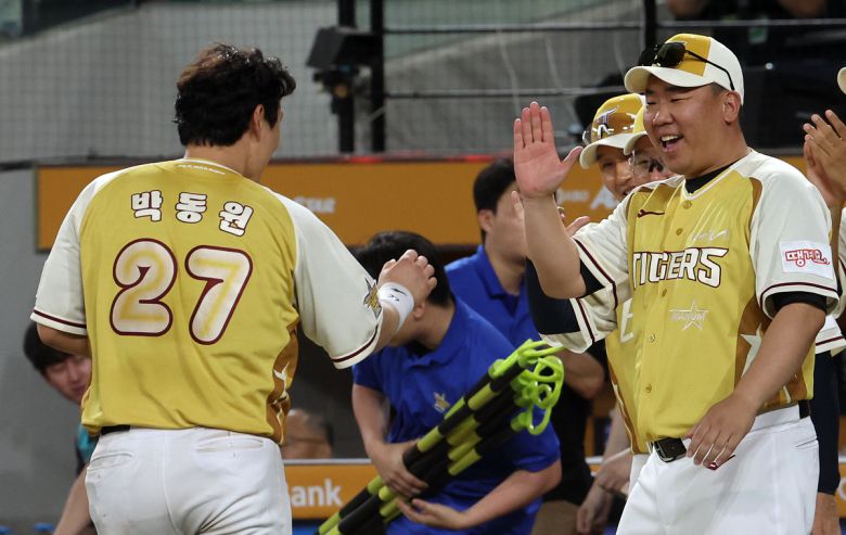 12일 대전 한화생명 볼파크에서 열린 2025 신한 SOL뱅크 KBO 올스타전에서 승리한 나눔 박동원(왼쪽)과 이범호 감독이 기쁨을 나누고 있다. 연합뉴스