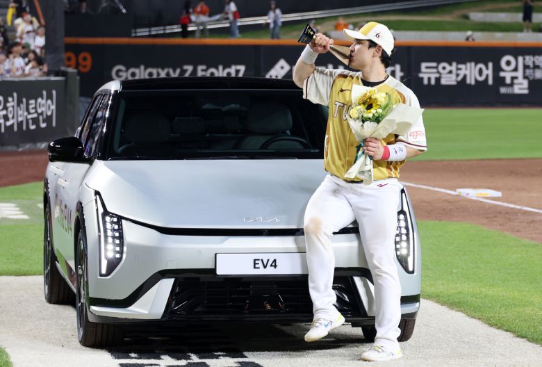 12일 대전 한화생명 볼파크에서 열린 2025 신한 SOL뱅크 KBO 올스타전. 미스터 올스타로 선정된 박동원이 부상으로 받는 차량과 함께 기념사진을 찍고 있다. 연합뉴스