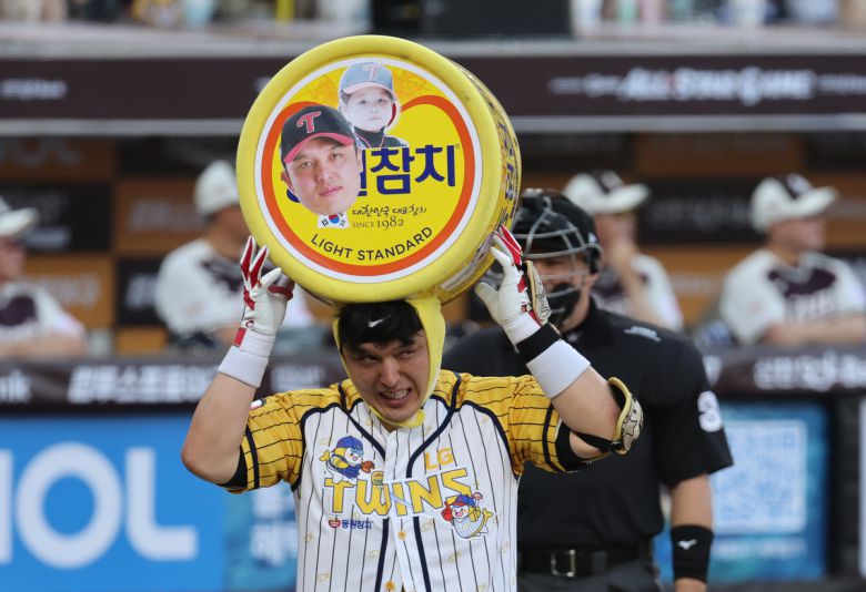 12일 대전 한화생명볼파크에서 열린 '2025 신한 SOL Bank KBO 올스타전'에서 박동원이 퍼포먼스를 선보이고 있다. 뉴스1