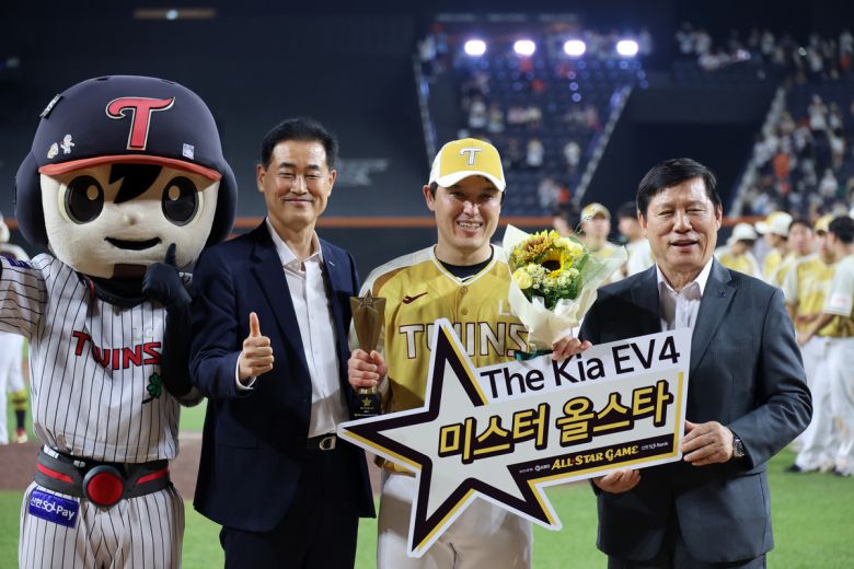 12일 대전 한화생명 볼파크에서 열린 2025 신한 SOL뱅크 KBO 올스타전에서 미스터 올스타로 선정된 박동원(오른쪽 두번째)이 기념사진을 찍고 있다. 연합뉴스