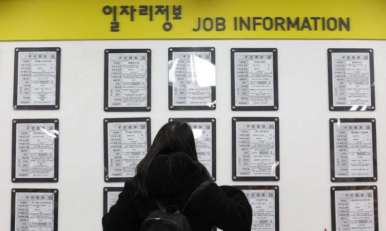 서울 마포구 서울서부고용복지플러스센터에서 구직자들이 취업 공고를 둘러보고 있다. 연합뉴스