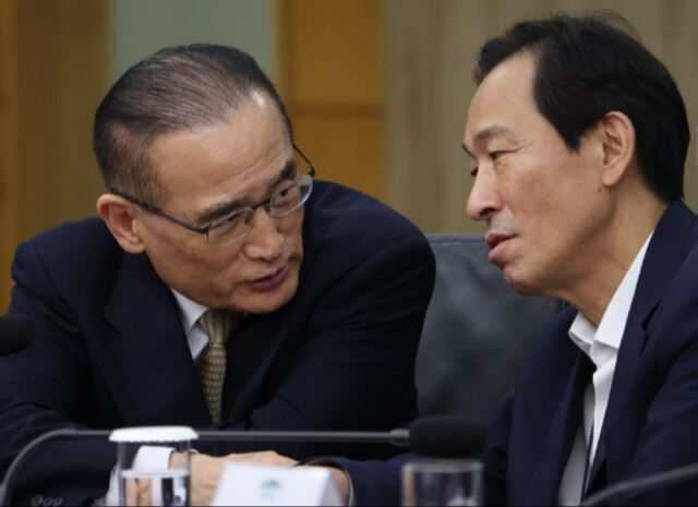 우상호 대통령실 정무수석(오른쪽)과 위성락 안보실장이 지난 10일 용산 대통령실에서 열린 수석 보좌관 회의에서 대화를 하고 있다. 대통령실사진기자단