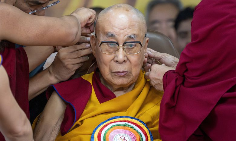 지난 6일(현지시간) 90번째 생일을 맞은 티베트의 정신적 지도자 달라이 라마(가운데)가 인도 북부 다람살라 인근 티베트 불교 사원에서 승려들의 도움으로 마이크를 설치하고 있다. AP연합뉴스