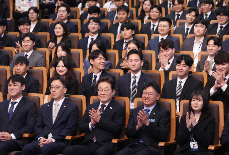 이재명 대통령이 14일 충북 진천 국가공무원인재개발원에서 열린 70기 5급 신임관리자과정 교육생 특강에 참석해 박수치고 있다. 연합뉴스