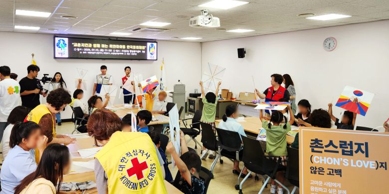 지난 10일 대학RCY 봉사회 소속 ‘촌스러버’들이 인천에서 미얀마 다문화 가족들과 함께 한국 전통문화 체험을 진행하고 있다. 교촌에프앤비 제공