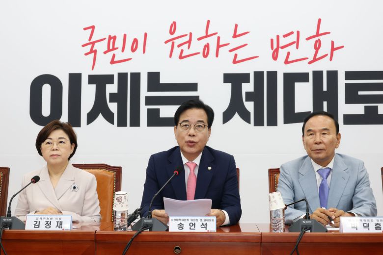 “李, 장관 지명 철회하라” 국민의힘 송언석 비상대책위원장 겸 원내대표가 14일 서울 여의도 국회에서 열린 비상대책위원회에서 여러 의혹이 제기된 후보자들을 거론하며 이재명 대통령의 지명 철회를 요구하고 있다. 왼쪽부터 김정재 정책위의장, 송 비대위원장, 박덕흠 비대위원. 뉴스1
