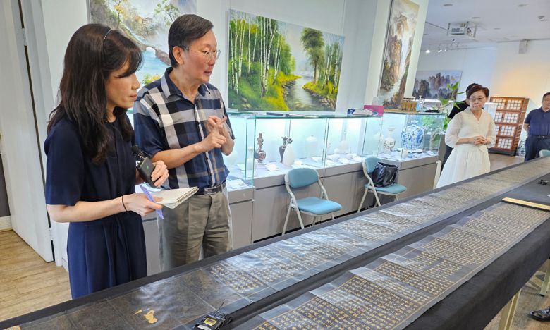 션지아신 중국 문화부 예술품평가위원회 위원(왼쪽에서 두번째)이 조맹부의 ‘원각경금니사경’을 감정하고 있다.