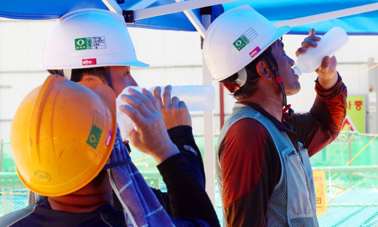 한 공사 현장에서 작업자들이 더위를 식히기 위해 생수를 마시고 있다. 연합뉴스