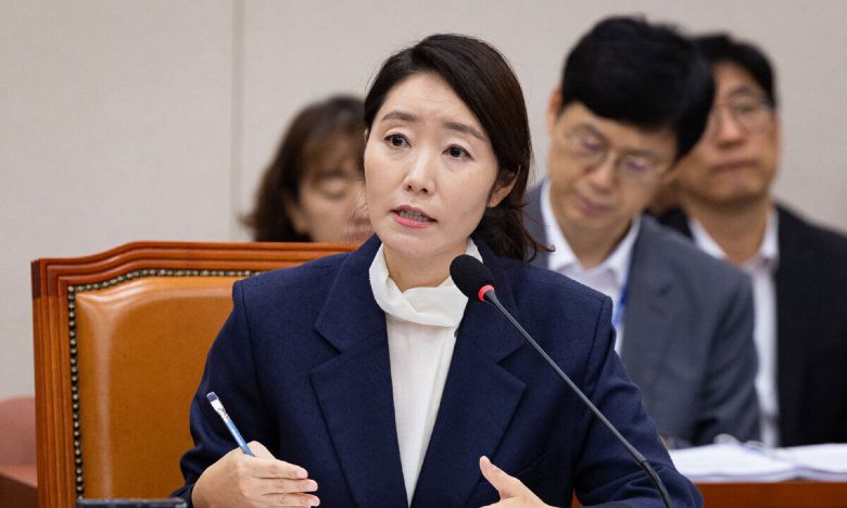 강선우 여성가족부 장관 후보자가 14일 서울 여의도 국회에서 열린 인사청문회에 출석해 의원 질의에 답하고 있다. 뉴스1