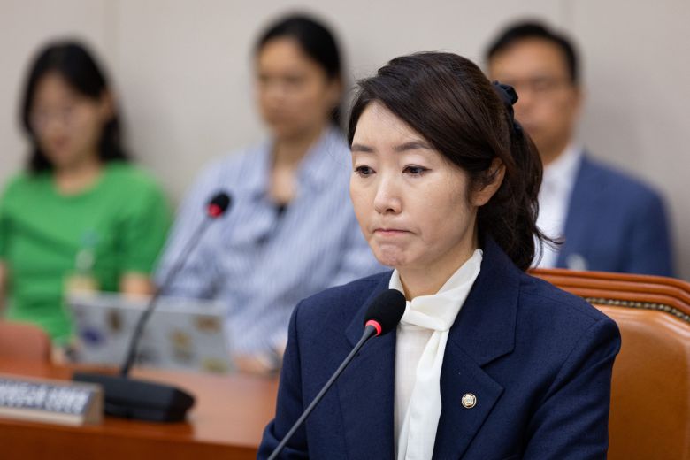 강선우 여성가족부 장관 후보자가 14일 서울 여의도 국회에서 열린 인사청문회에 출석해 의원 질의를 경청하고 굳은 표정을 짓고 있다. 뉴스1