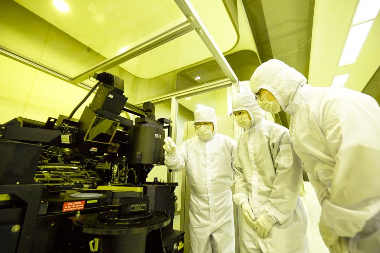 학생들이 반도체 공정 장비인 포토리소그래피 구동을 실습하고 있다. 영진전문대학교 제공
