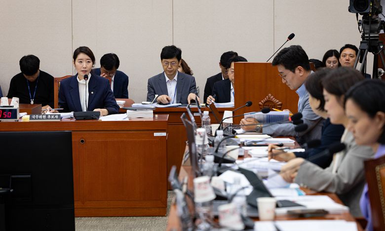 강선우 여성가족부 장관 후보자가 지난 14일 서울 여의도 국회에서 열린 인사청문회에 출석해 의원 질의에 답하고 있다. 뉴스1