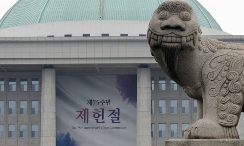 2023년 7월 16일 서울 영등포구 국회의사당에 제헌절 기념 현수막이 붙어 있다. 연합뉴스
