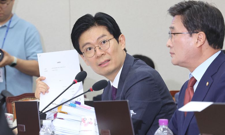 국민의힘 조정훈 의원이 16일 서울 여의도 국회 교육위원회에서 열린 이진숙 사회부총리 겸 교육부 장관 후보자 인사청문회에서 질의하고 있다. 연합뉴스