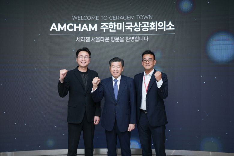 세라젬 이경수 대표이사 사장, 주한미국상공회의소 제임스 김 회장 겸 대표이사, 세라젬 조용준 미래전략추진단 전무(사진 왼쪽부터)가 16일 한미 양국의 웰니스 산업 분야 전략적 협력 방안 논의 자리에서 기념사진을 촬영하고 있다. 세라젬 제공